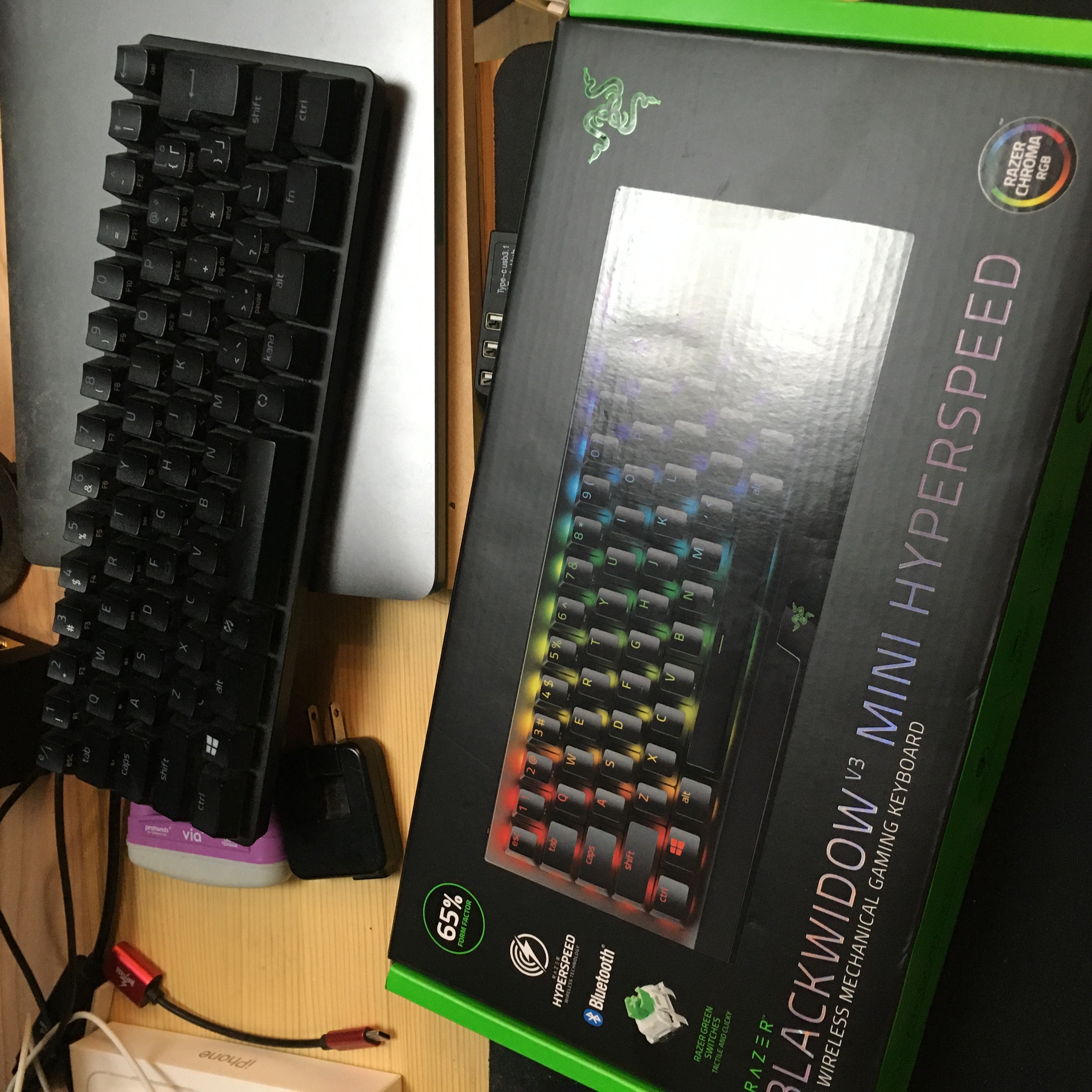 Razer BlackWidow V3 Mini HyperSpeedパッケージとキーボード本体