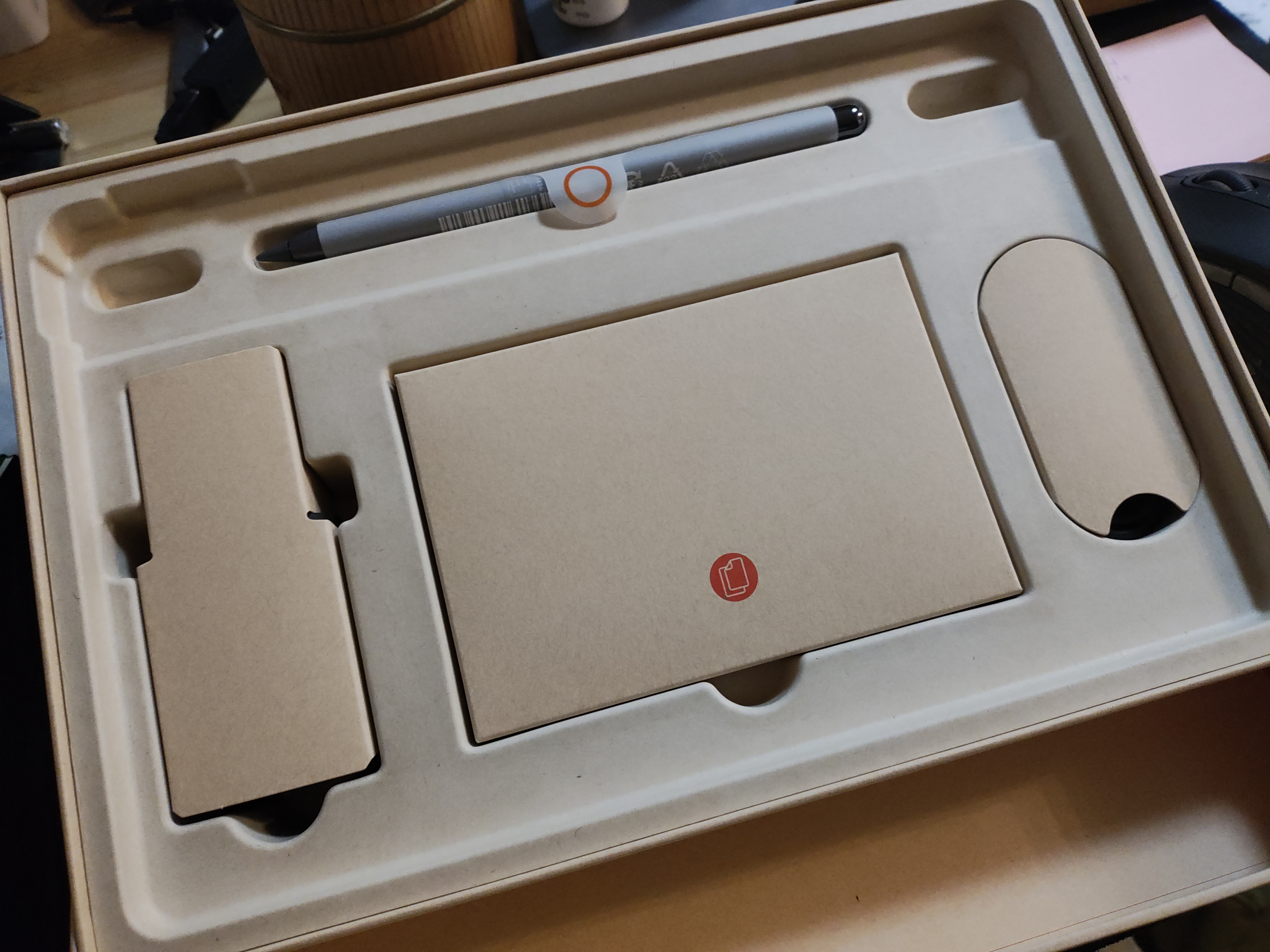 付属品は本来の下に収められている