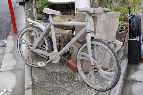 東急東横線・都立大駅付近で発見した木製自転車